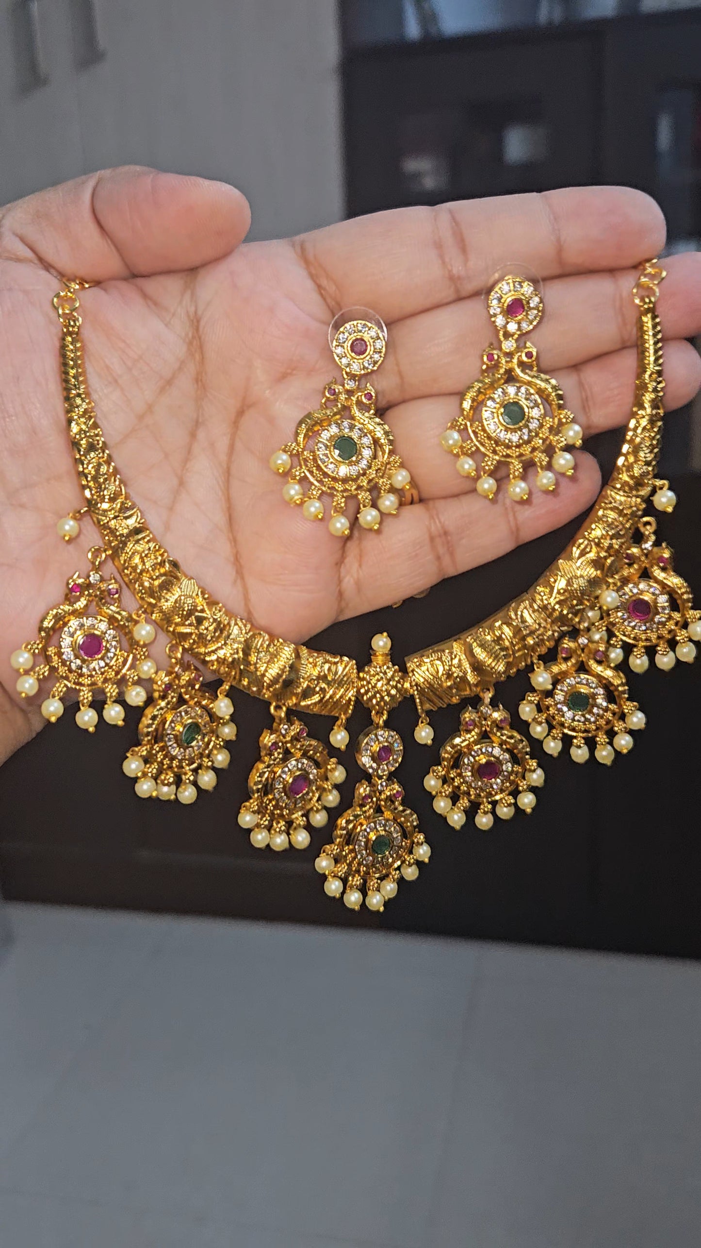 Mrunal Hasli Neckless Set