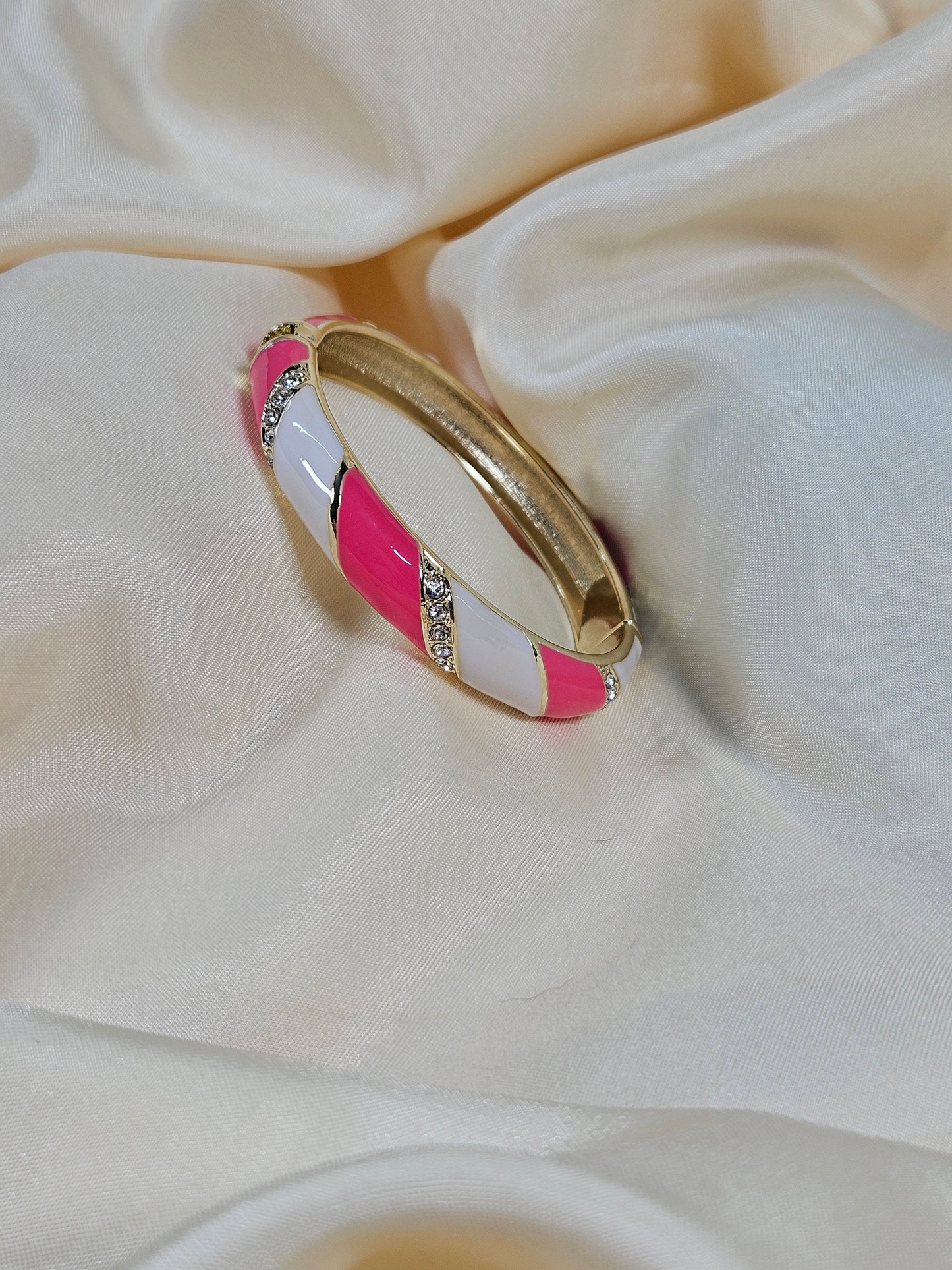 Beste Luxury Enamel Bracelet – Openable Size 2.2–2.8 | Waterproof, Sweat-Proof, Hypoallergenic, Anti Tarnish