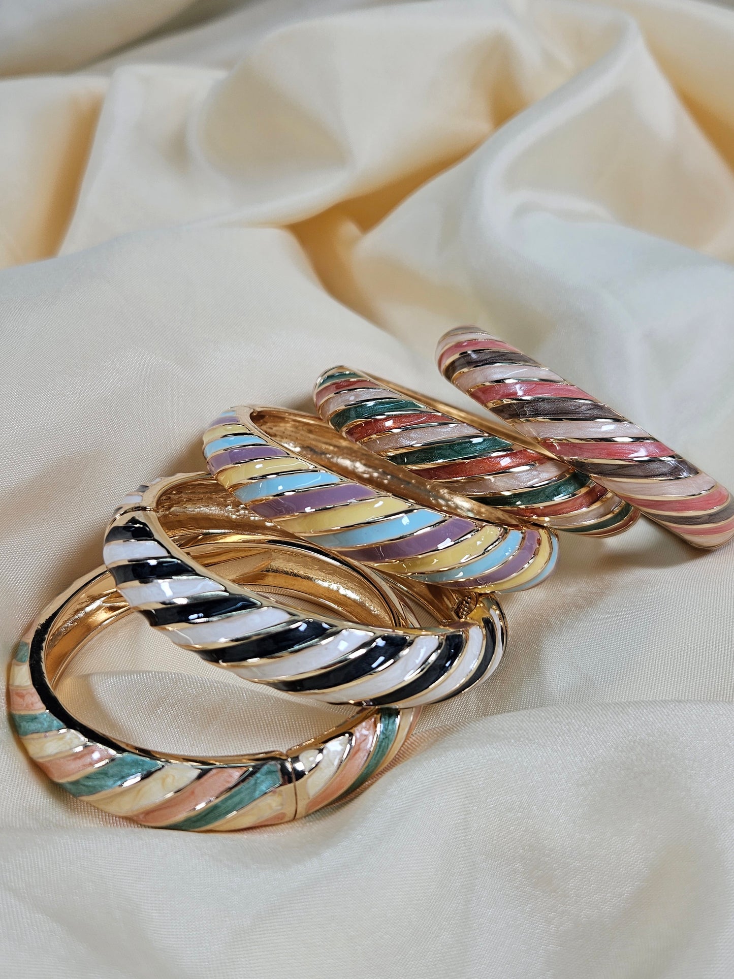 Zeynep Luxury Enamel Bracelet – Openable Size 2.2–2.8 | Waterproof, Sweat-Proof, Hypoallergenic, Anti Tarnish