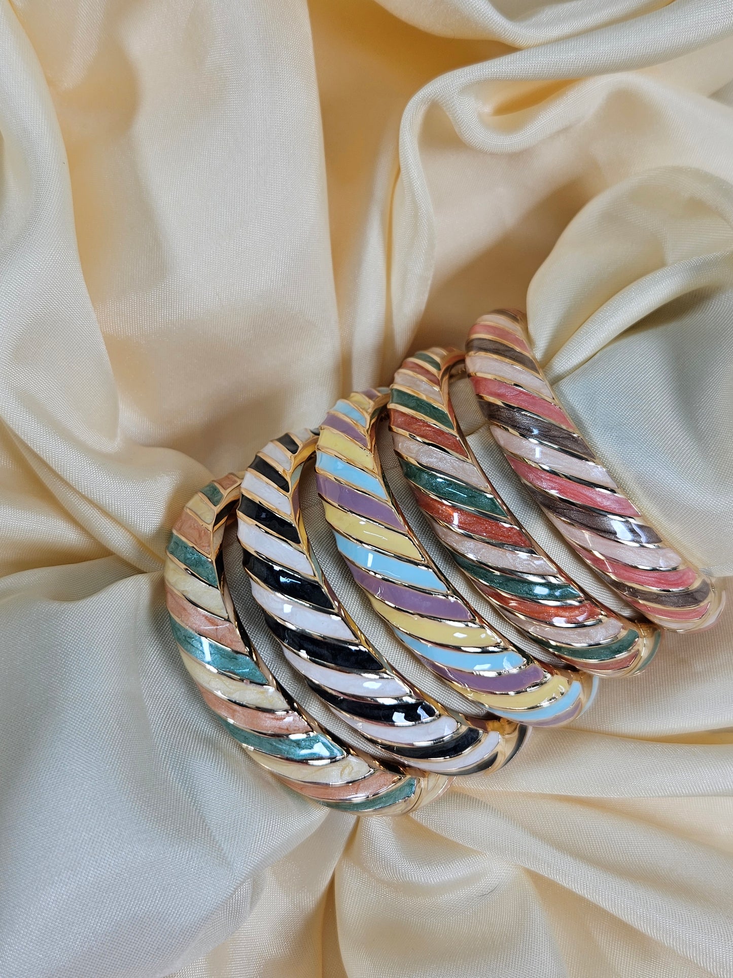 Zeynep Luxury Enamel Bracelet – Openable Size 2.2–2.8 | Waterproof, Sweat-Proof, Hypoallergenic, Anti Tarnish