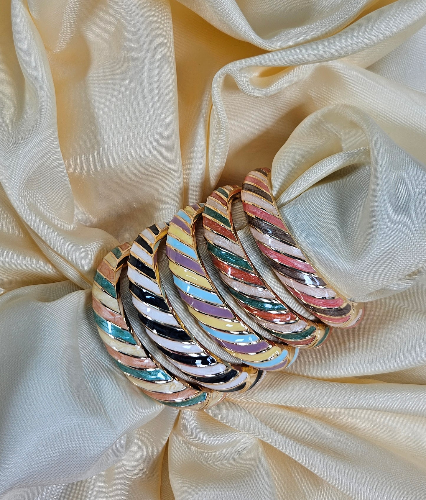 Zeynep Luxury Enamel Bracelet – Openable Size 2.2–2.8 | Waterproof, Sweat-Proof, Hypoallergenic, Anti Tarnish