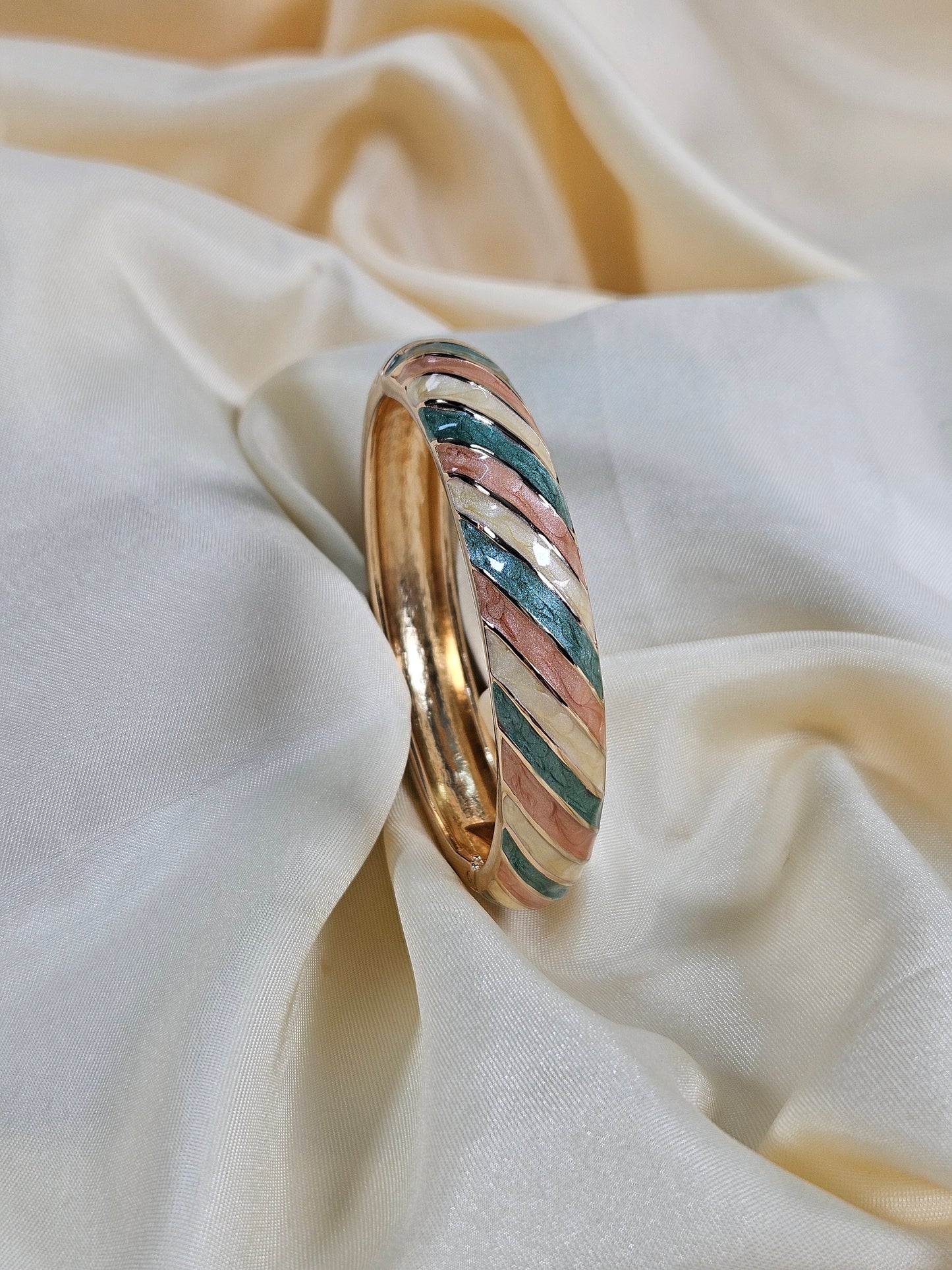 Zeynep Luxury Enamel Bracelet – Openable Size 2.2–2.8 | Waterproof, Sweat-Proof, Hypoallergenic, Anti Tarnish