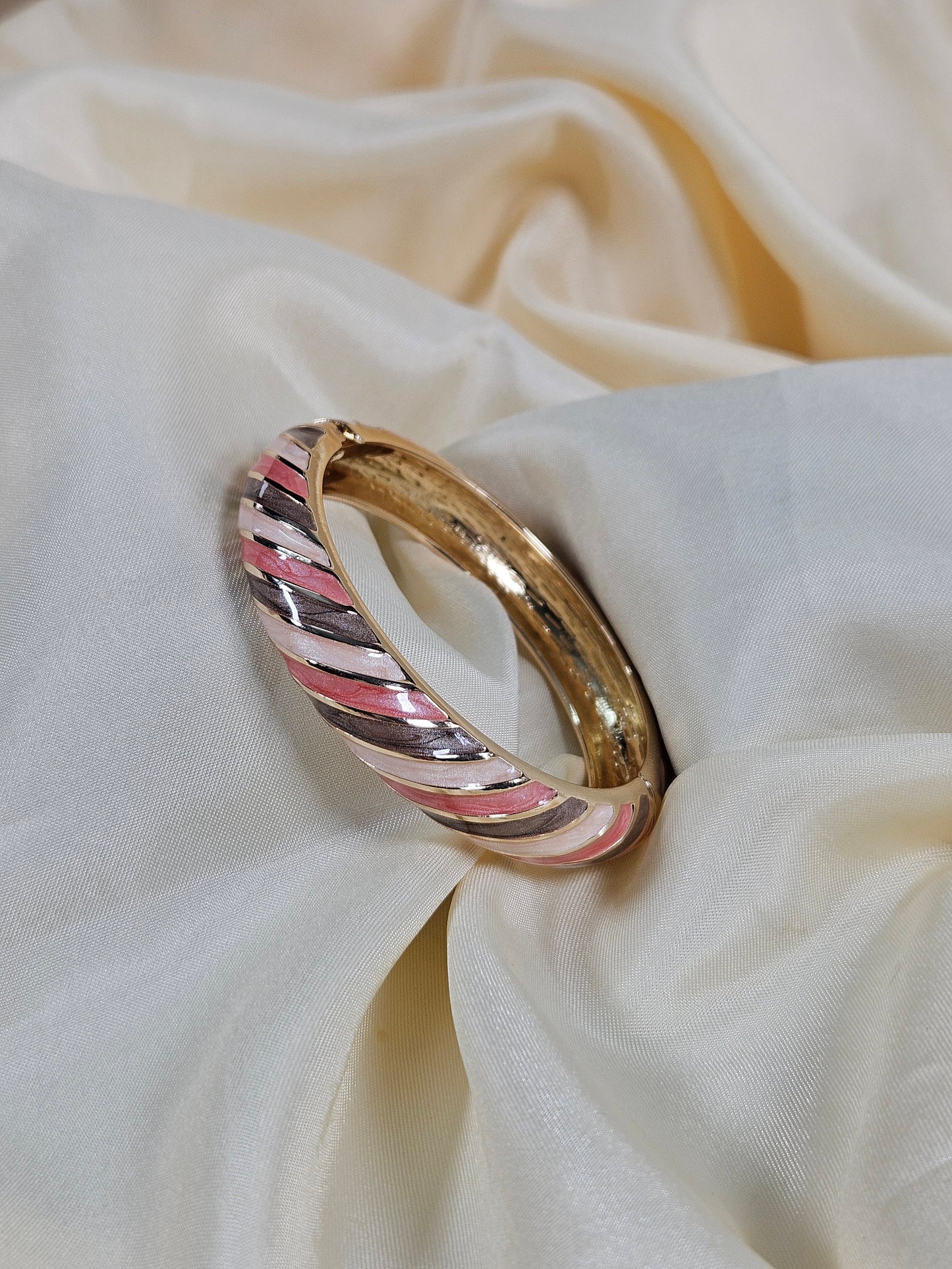 Zeynep Luxury Enamel Bracelet – Openable Size 2.2–2.8 | Waterproof, Sweat-Proof, Hypoallergenic, Anti Tarnish