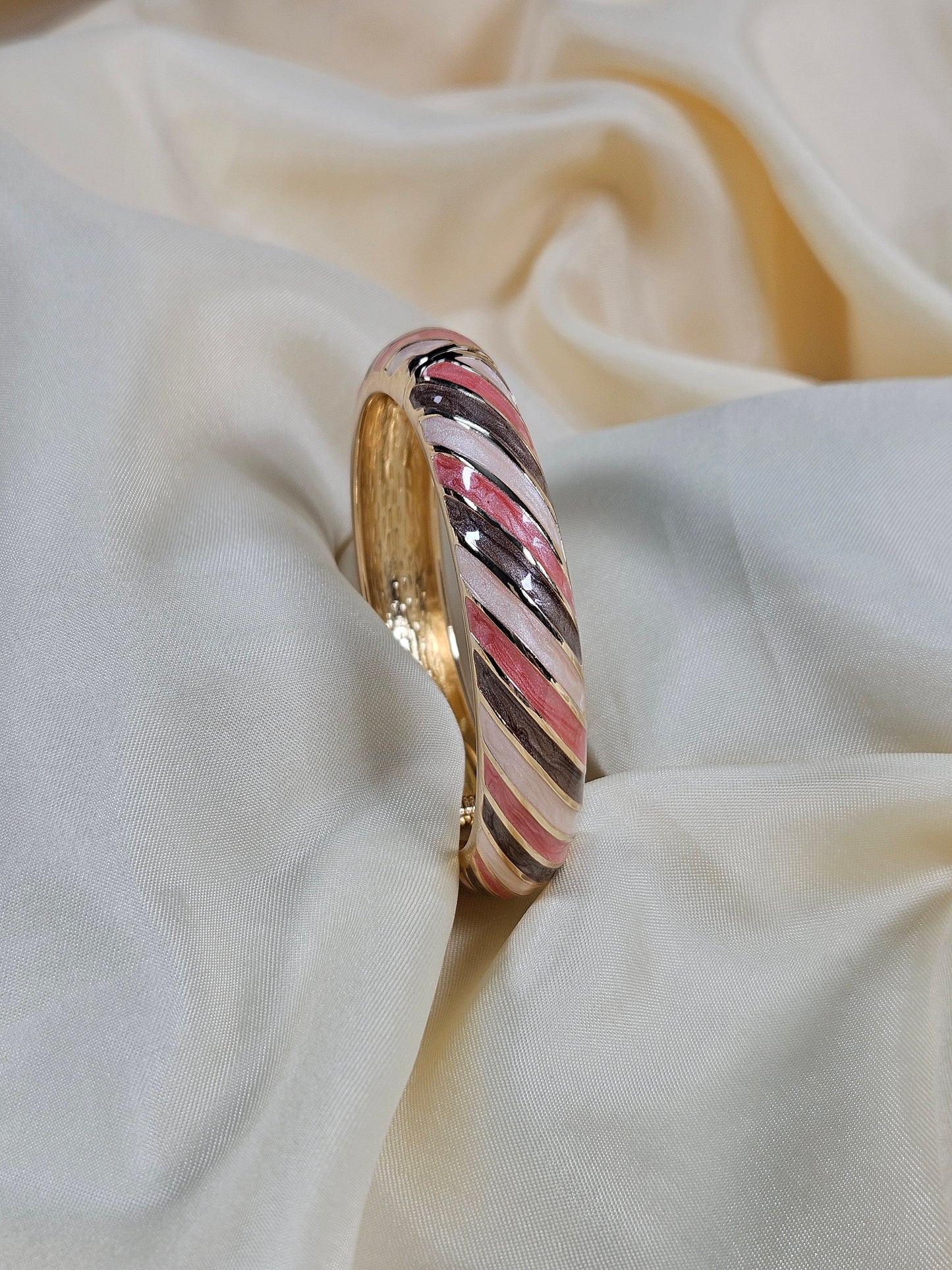 Zeynep Luxury Enamel Bracelet – Openable Size 2.2–2.8 | Waterproof, Sweat-Proof, Hypoallergenic, Anti Tarnish