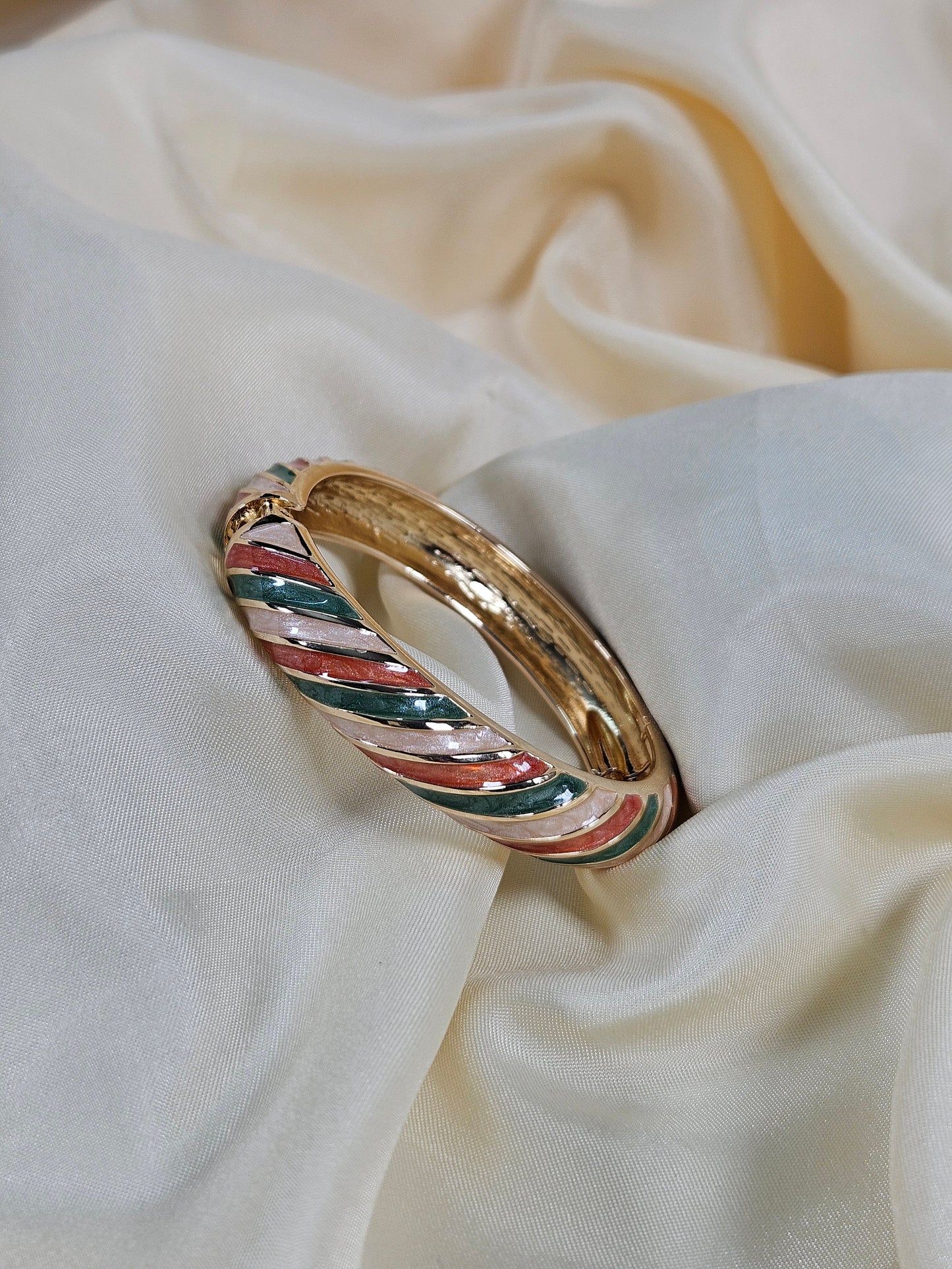 Zeynep Luxury Enamel Bracelet – Openable Size 2.2–2.8 | Waterproof, Sweat-Proof, Hypoallergenic, Anti Tarnish