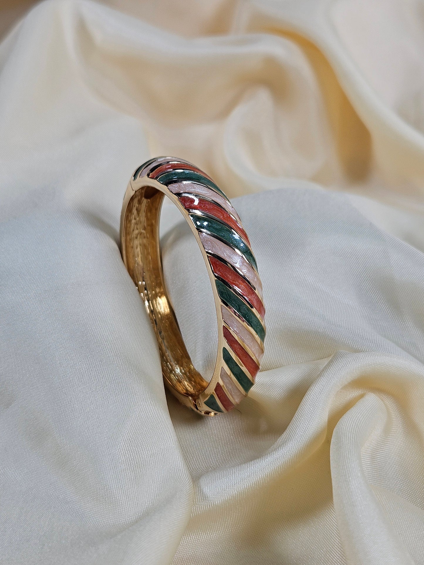 Zeynep Luxury Enamel Bracelet – Openable Size 2.2–2.8 | Waterproof, Sweat-Proof, Hypoallergenic, Anti Tarnish