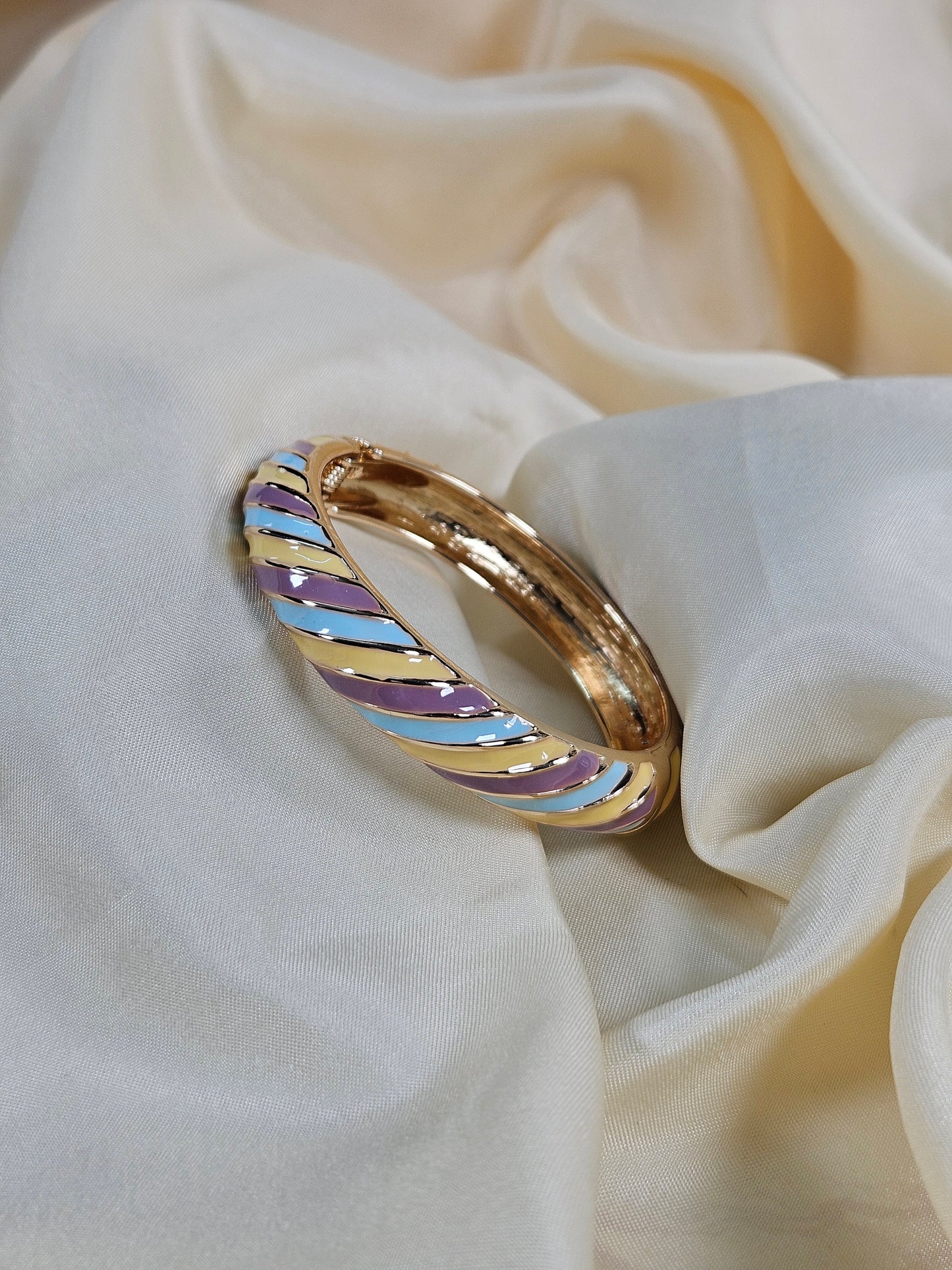 Zeynep Luxury Enamel Bracelet – Openable Size 2.2–2.8 | Waterproof, Sweat-Proof, Hypoallergenic, Anti Tarnish