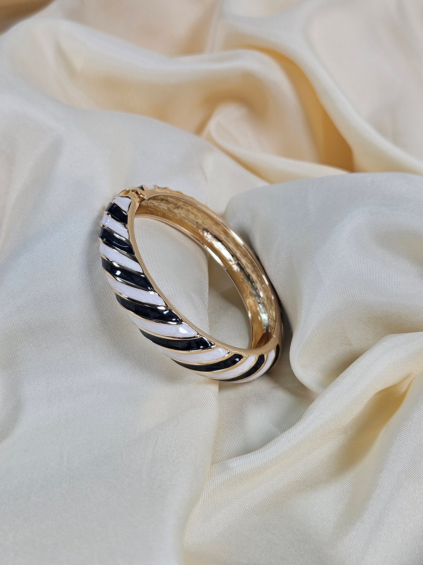 Zeynep Luxury Enamel Bracelet – Openable Size 2.2–2.8 | Waterproof, Sweat-Proof, Hypoallergenic, Anti Tarnish