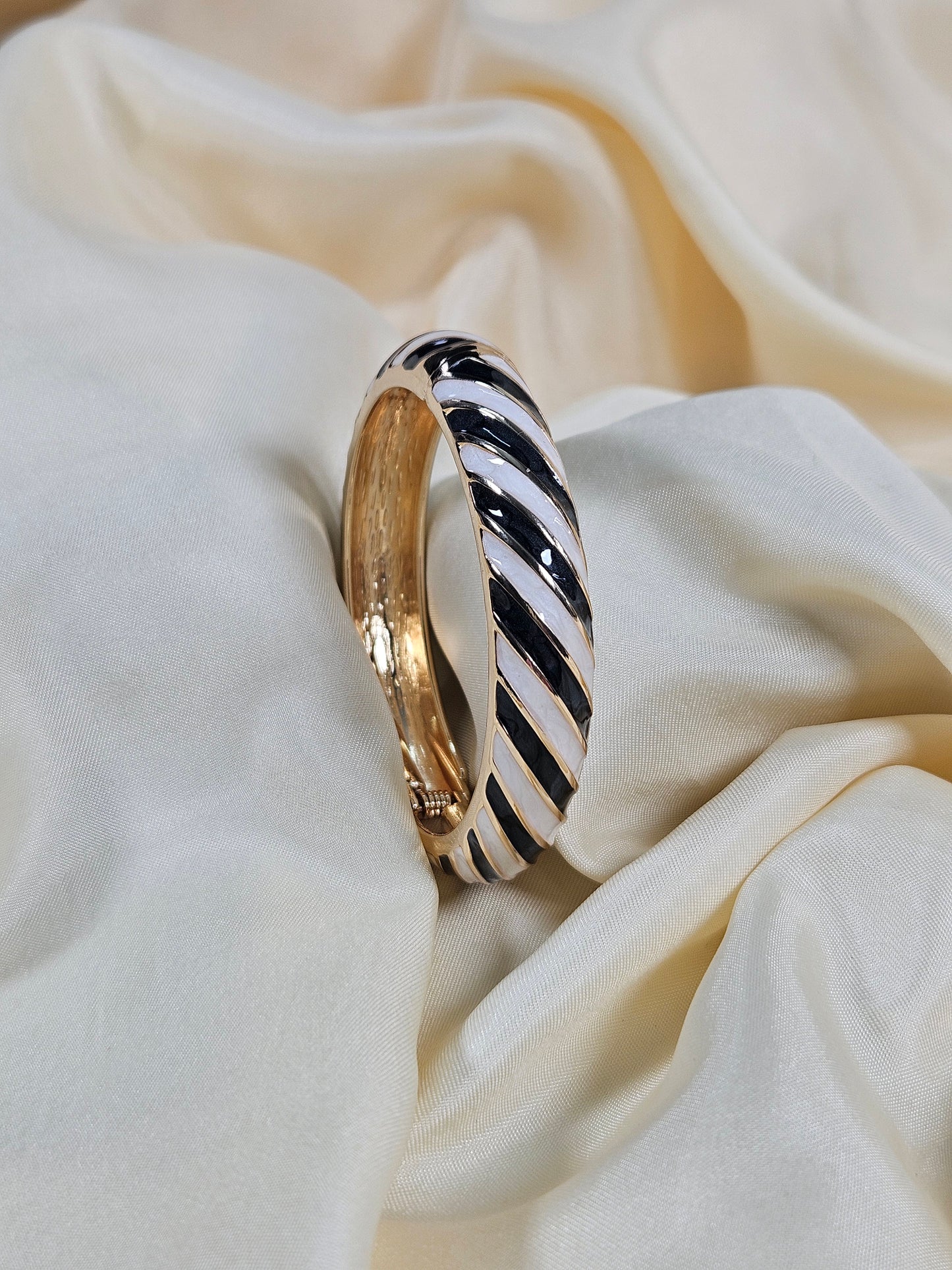 Zeynep Luxury Enamel Bracelet – Openable Size 2.2–2.8 | Waterproof, Sweat-Proof, Hypoallergenic, Anti Tarnish