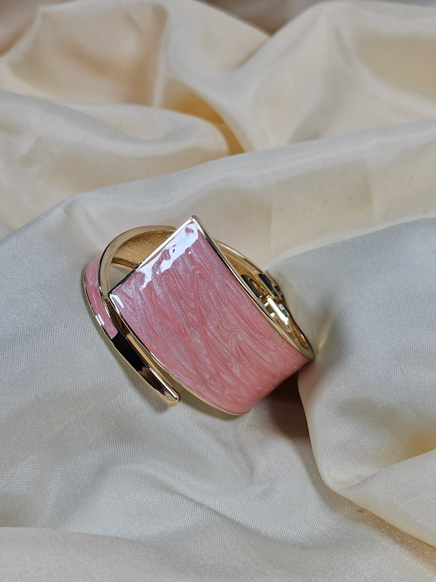 Leyla Peach Luxury Enamel Bracelet – Openable Size 2.2–2.8 | Waterproof, Sweat-Proof, Hypoallergenic, Anti Tarnish