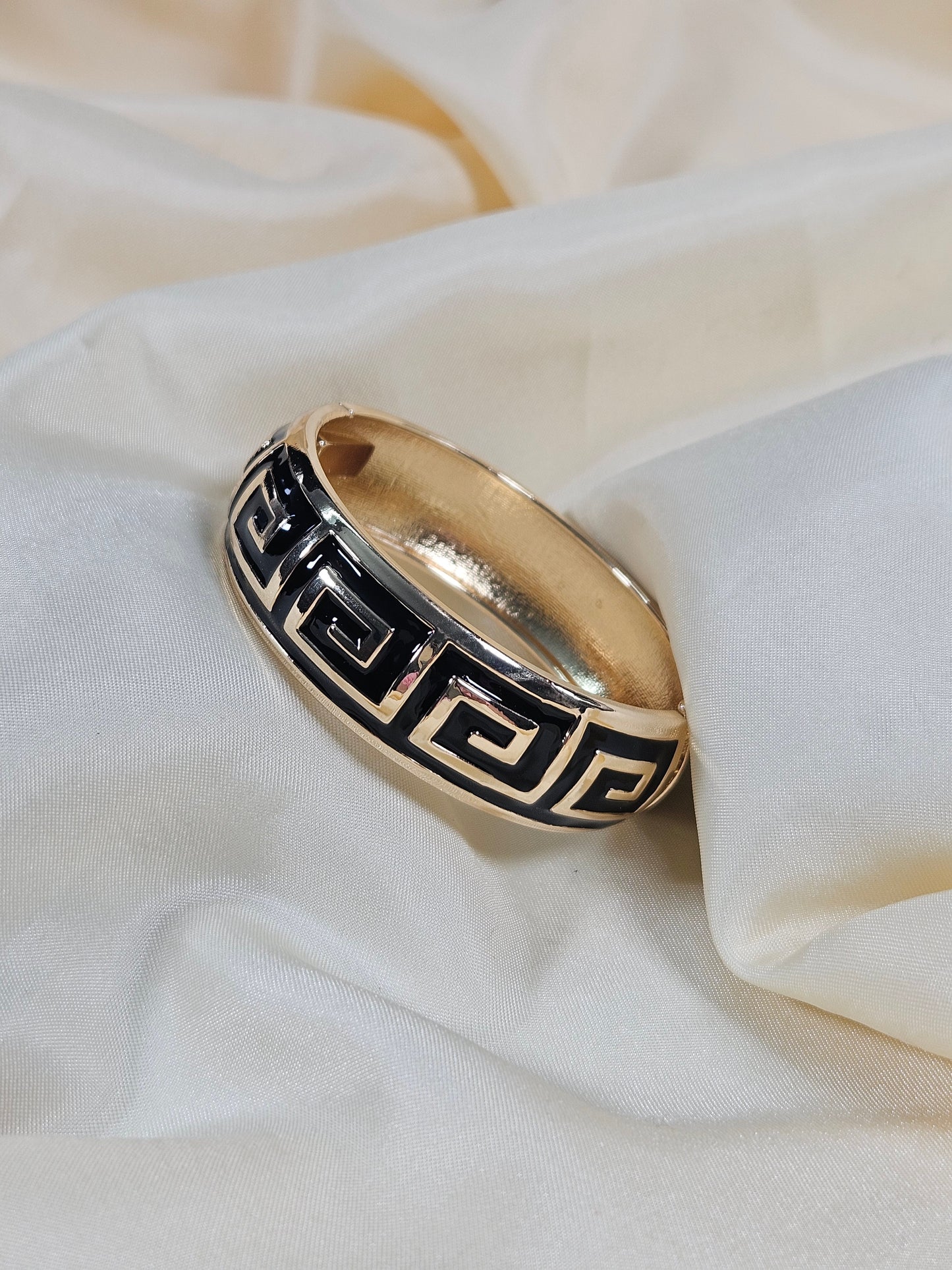 Esra Luxury Enamel Bracelet – Openable Size 2.2–2.8 | Waterproof, Sweat-Proof, Hypoallergenic, Anti Tarnish