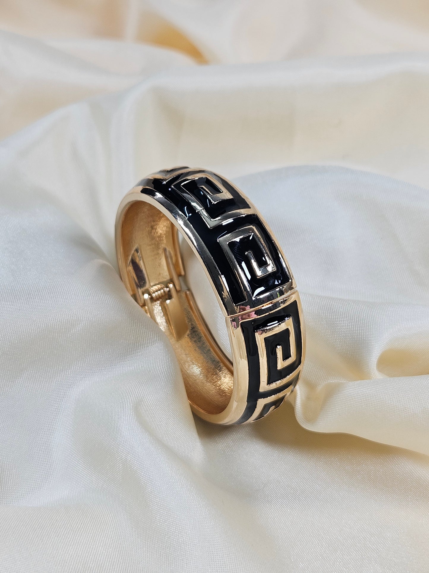 Esra Luxury Enamel Bracelet – Openable Size 2.2–2.8 | Waterproof, Sweat-Proof, Hypoallergenic, Anti Tarnish