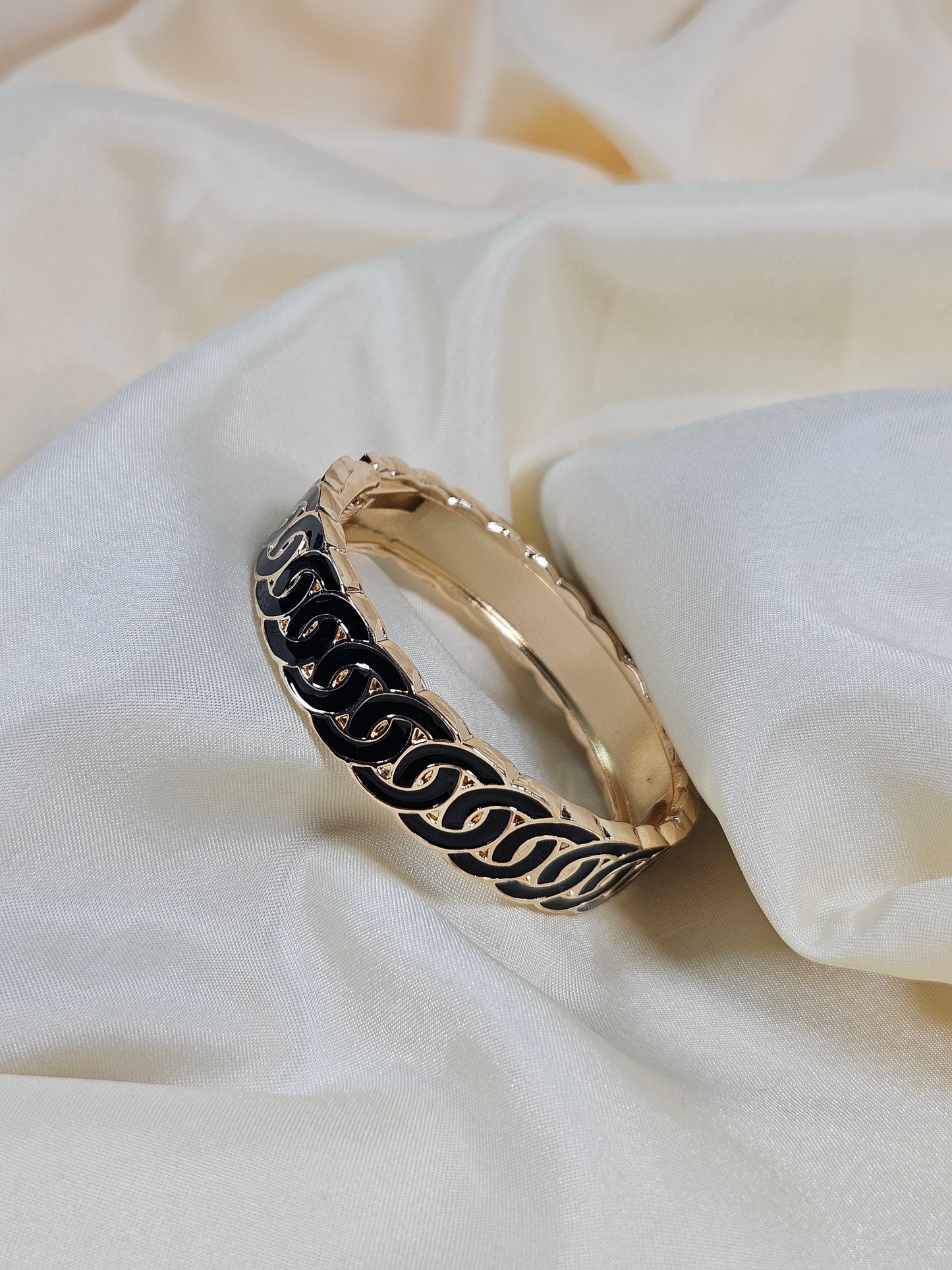 Dilara Luxury Enamel Bracelet – Openable Size 2.2–2.8 | Waterproof, Sweat-Proof, Hypoallergenic, Anti Tarnish