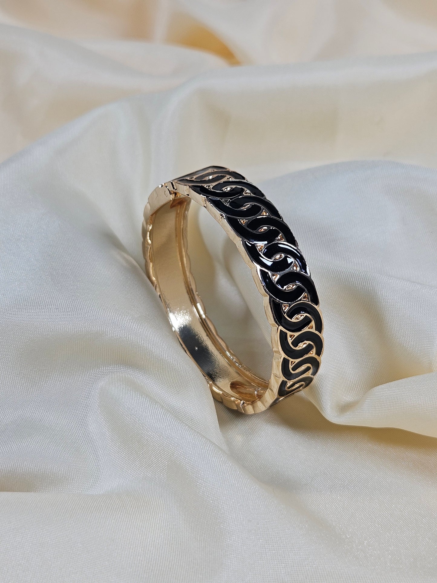 Dilara Luxury Enamel Bracelet – Openable Size 2.2–2.8 | Waterproof, Sweat-Proof, Hypoallergenic, Anti Tarnish