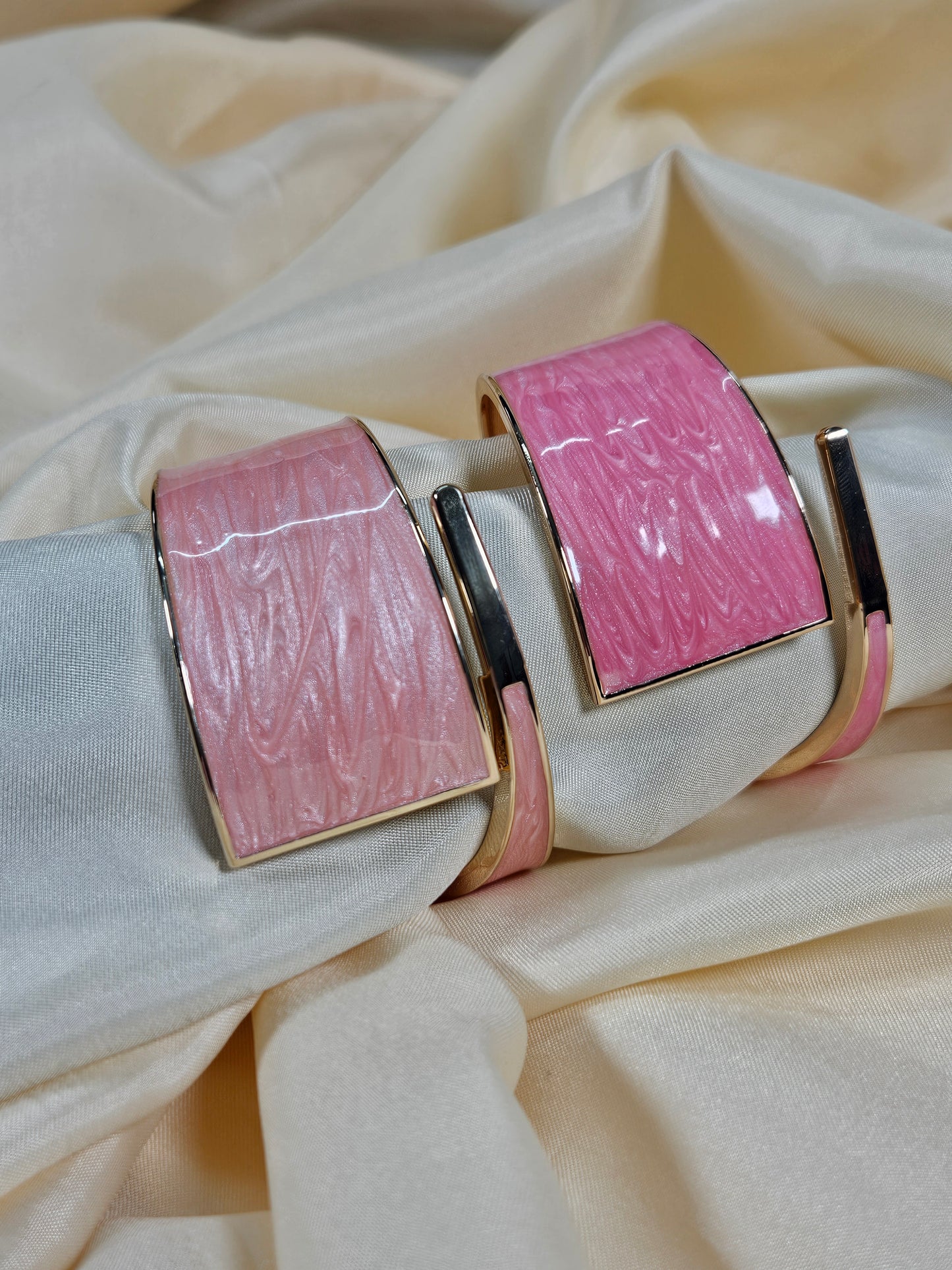 Leyla Peach Luxury Enamel Bracelet – Openable Size 2.2–2.8 | Waterproof, Sweat-Proof, Hypoallergenic, Anti Tarnish