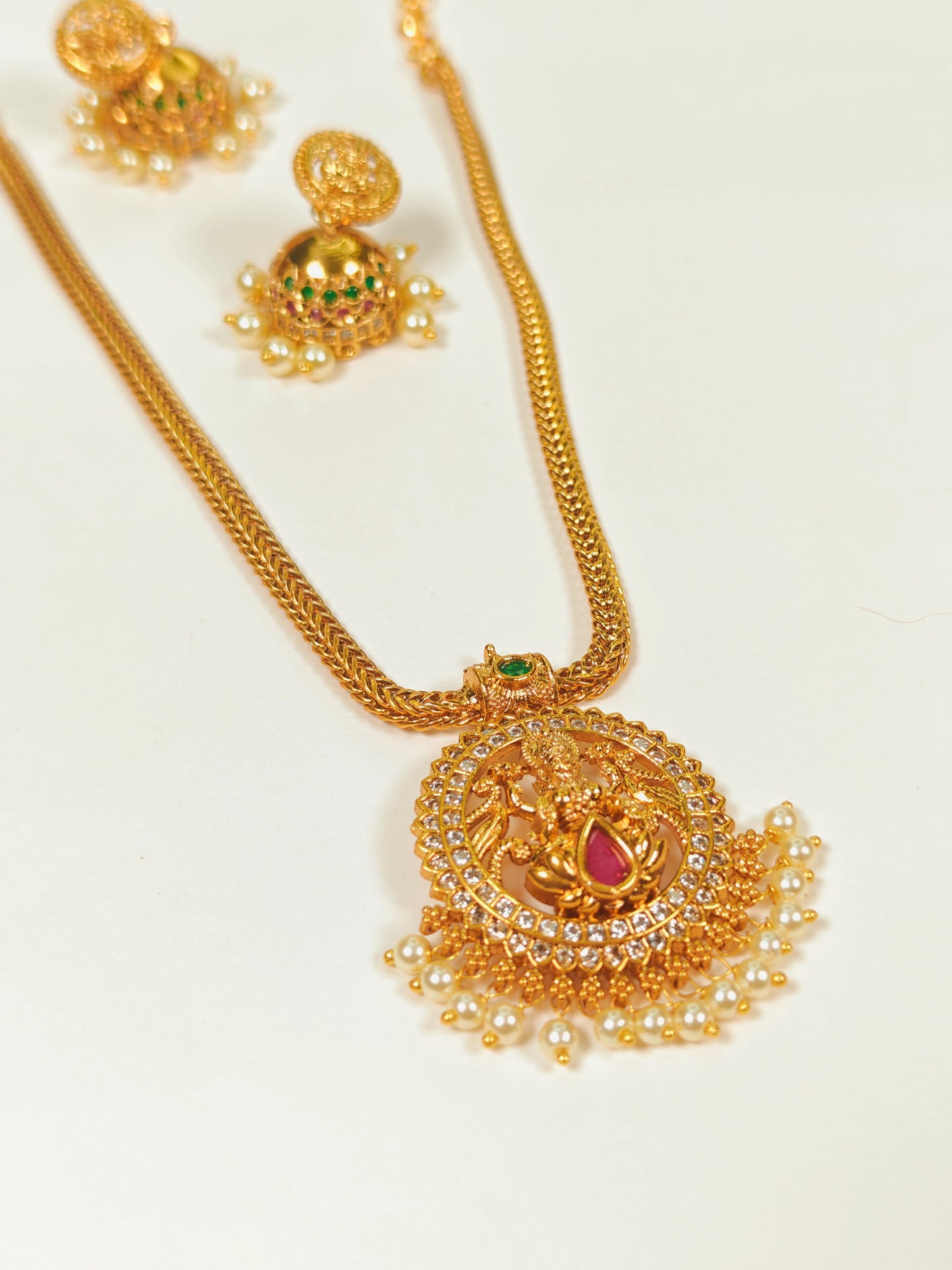 Maithali Pendant Set