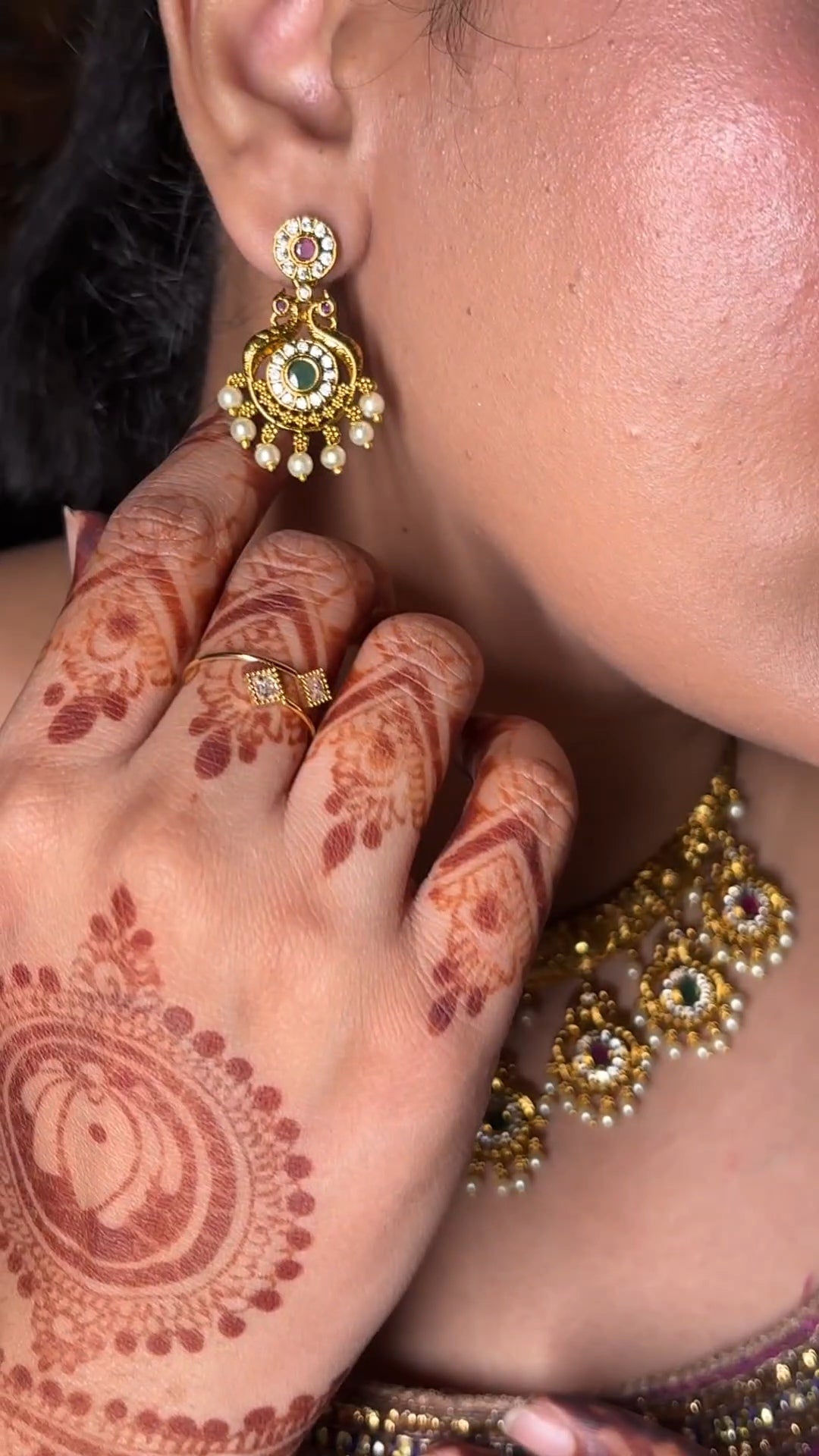 Mrunal Hasli Neckless Set